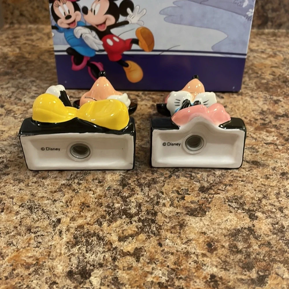 🔴SOLD🔴 Disney Mickey and Minnie Salt and Pepper Shakers set - Picture 3 of 5